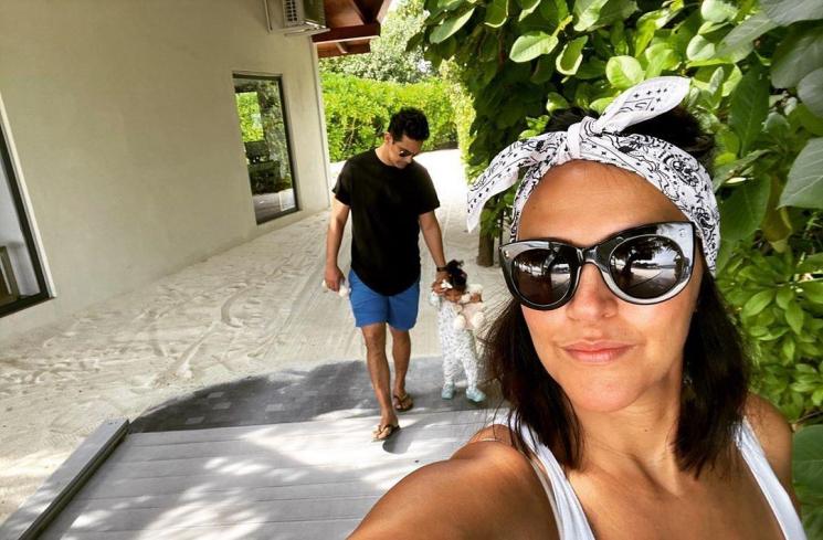 Neha Dhupia bersama suami dan anak (Instagram/@nehadhupia)