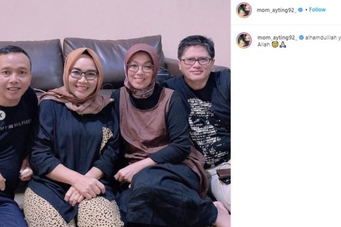Umi Kalsum, ibu Ayu Ting Ting bareng keluarga pacar anaknya. (Instagram/@mom_ayting92_)