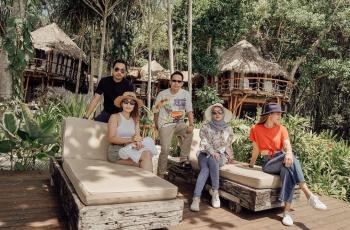 Liburan di Sumba, Luna Maya Diledekin Ayu Dewi: Boboknya Sama Koper!