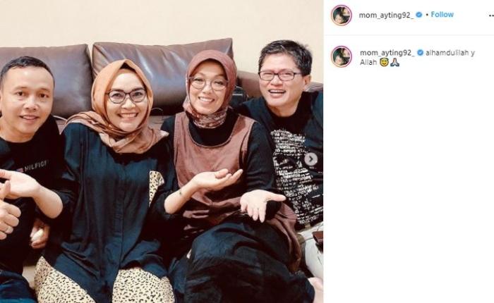 Umi Kalsum, ibu Ayu Ting Ting bareng keluarga pacar anaknya. (Instagram/@mom_ayting92_)