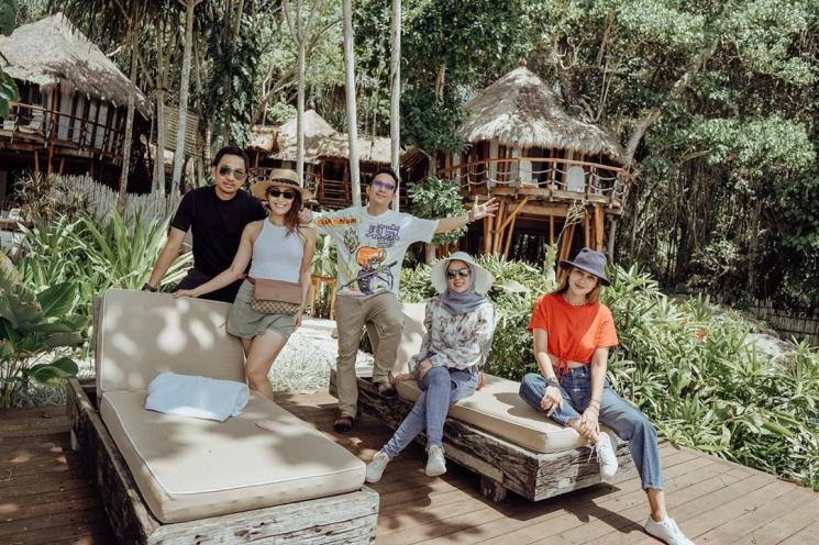 Ayu Dewi, Regi Datau, Luna Maya, Denny Cagur dan Shanty Widihastuti (Instagram/@mrsayudewi)