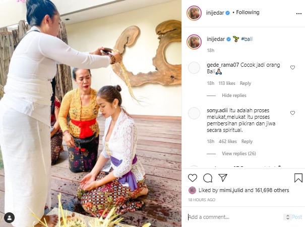 Jessica Iskandar jalani upacara Melukat. (Instagram.com/inijedar)