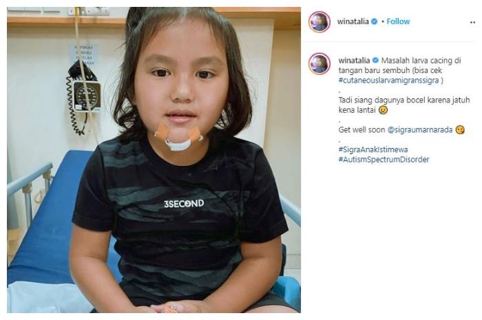 Anak Anji jatuh dan dagunya luka. (Instagram/@winatalia)
