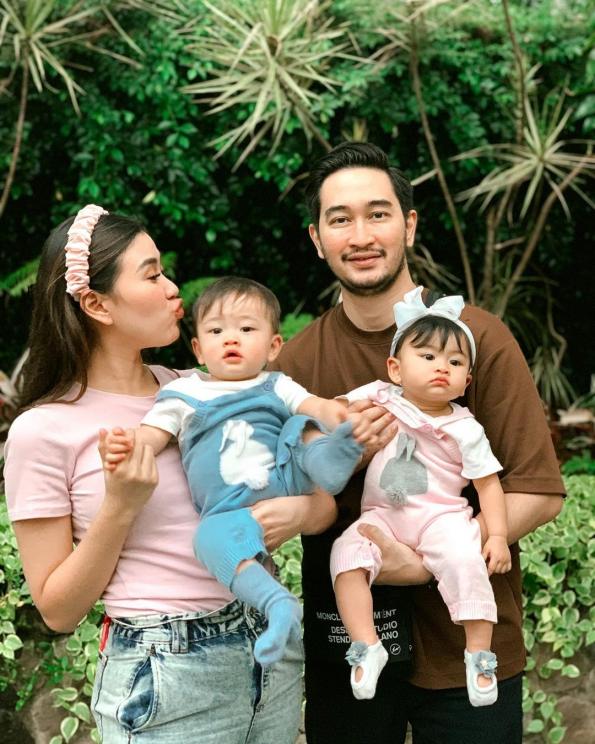 Syahnaz Sadiqah dan Jeje Govinda bersama anak kembarnya (Instagram/@syahnazs)