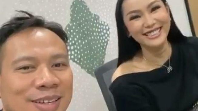 Unggahan Vicky Prasetyo dan Kalina Ocktaranny [Instagram/@vickyprasetyo777]