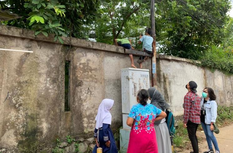 Momen warga manjat tembok intip pernikahan Sule dan Nathalie Holscher (Matamata.com/Evi Ariska)
