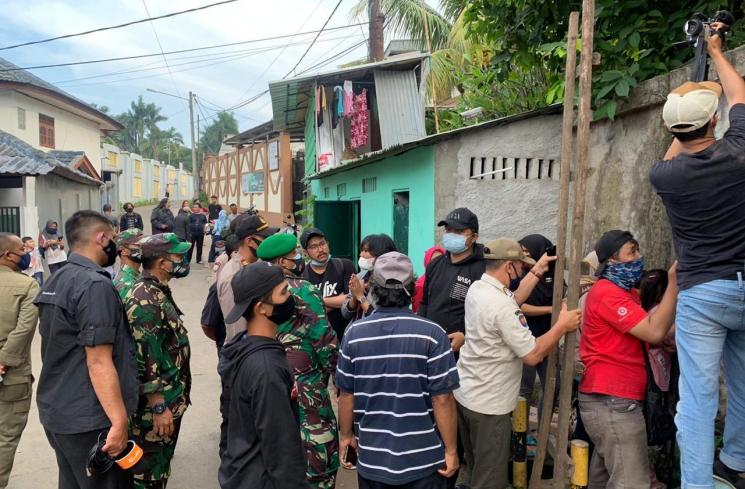 Aksi adu mulut wartawan dan petugas di lokasi pernikahan Sule. (Matamata.com/Evi Ariska)