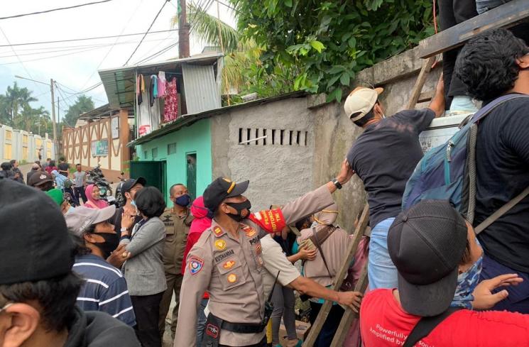 Aksi adu mulut wartawan dan petugas di lokasi pernikahan Sule. (Matamata.com/Evi Ariska)