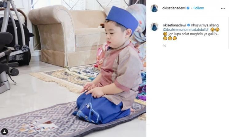 Putra Oki Setiana Dewi, Ibrahim salat. (Instagram/@okisetianadewi)
