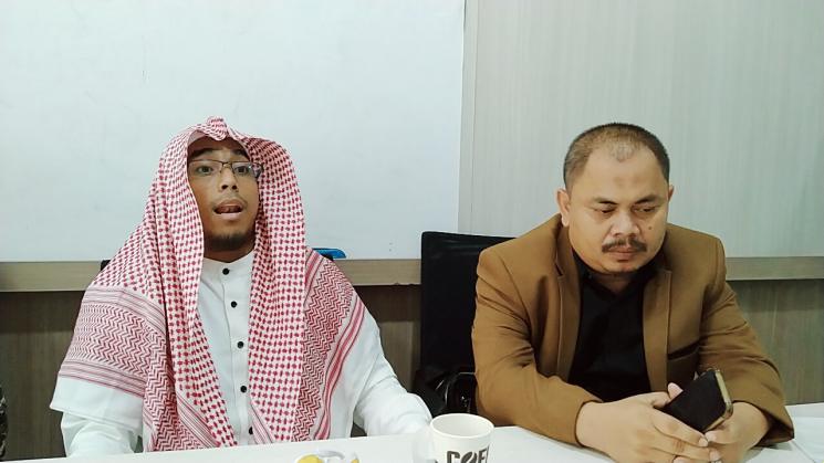 Ustaz Maaher At-Thuwailibi (kiri). (Matamata.com/Yuliani)