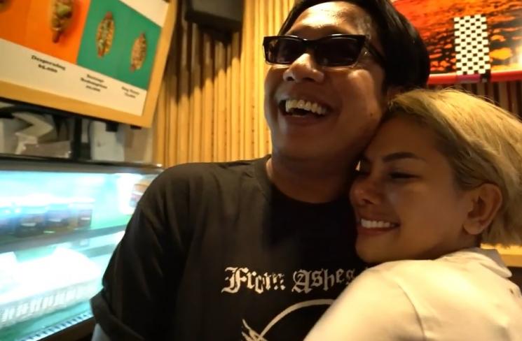 Nikita Mirzani peluk mesra Gofar Hilman. [capture YouTube]
