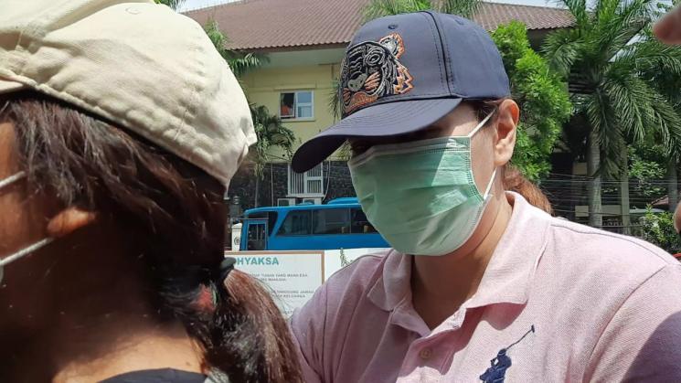 Momen Catherine Wilson saat diserahkan ke Kejaksaan Negeri Depok (MataMata.com/Herwanto)