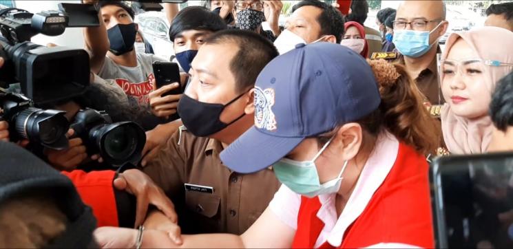 Catherine Wilson hendak dibawa ke Rutan Cilodong dari Kejaksaan Negeri Depok (MataMata.com/Herwanto)