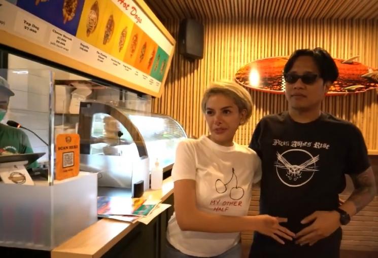 Nikita Mirzani mesra dengan Gofar Hilman di Blok M. [capture YouTube]