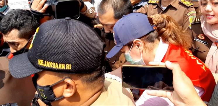 Catherine Wilson hendak dibawa ke Rutan Cilodong dari Kejaksaan Negeri Depok (MataMata.com/Herwanto)