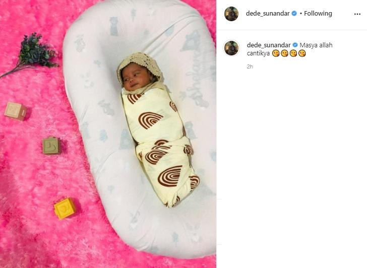 Dede Sunandar osting foto bayi perempuannya. (Instagram/@dede_sunandar)