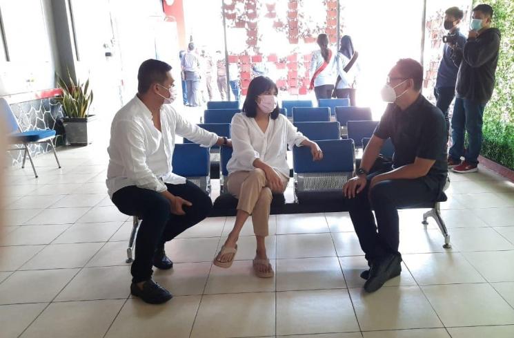 Vanessa Angel ditemani Bibi Ardiansyah serahkan diri ke Rutan Pondok Bambu. (MataMata.com/Ismail)