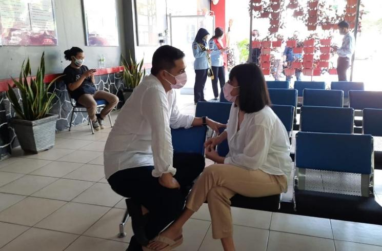 Vanessa Angel ditemani Bibi Ardiansyah serahkan diri ke Rutan Pondok Bambu. (MataMata.com/Ismail)