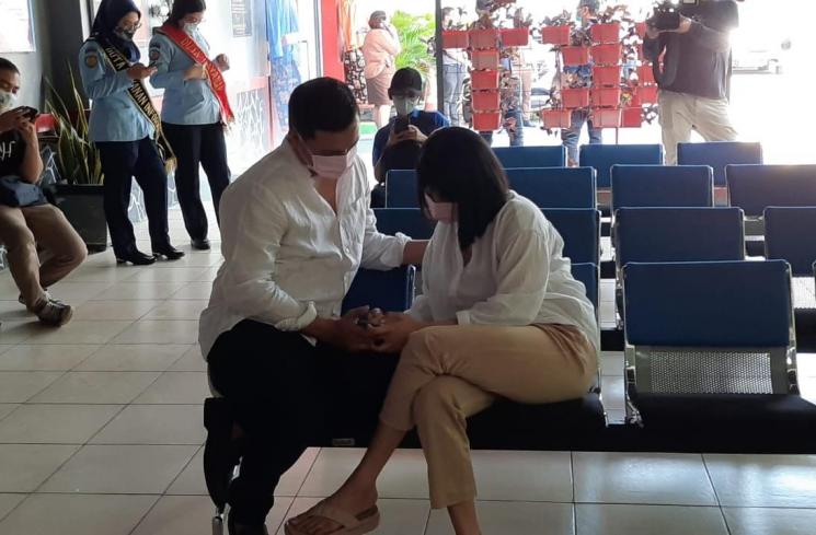 Vanessa Angel ditemani Bibi Ardiansyah serahkan diri ke Rutan Pondok Bambu. (MataMata.com/Ismail)