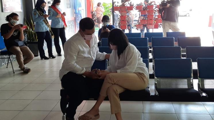 Vanessa Angel ditemani Bibi Ardiansyah serahkan diri ke Rutan Pondok Bambu. (MataMata.com/Ismail)