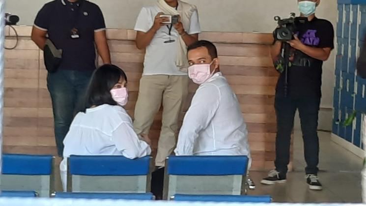 Vanessa Angel ditemani Bibi Ardiansyah serahkan diri ke Rutan Pondok Bambu. (MataMata.com/Ismail)