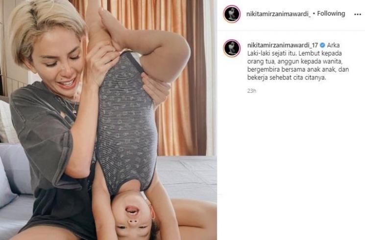 Nikita Mirzani dan putra bungsunya, Arkana Mawardi. (Instagram/@nikitamirzanimawardi_17)
