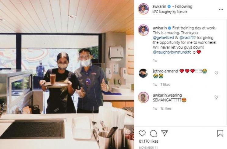 Awkarin saat jadi barista di sebuah kafe (Instagram.com/awkarin)