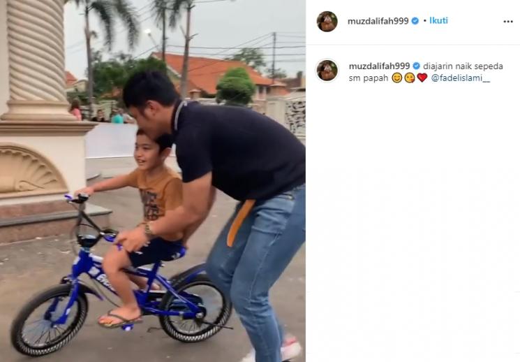 Fadel Islami ajari anak naik sepeda (Instagram/@muzdalifah999)