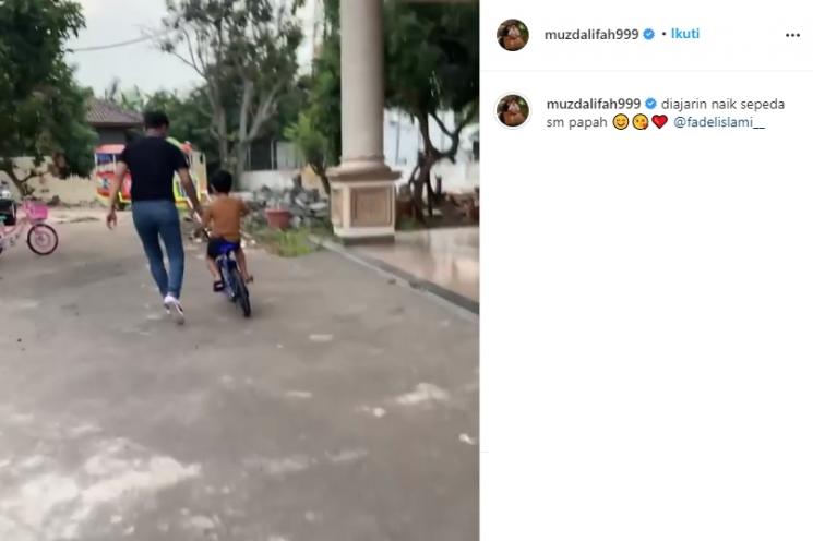Fadel Islami ajari anak naik sepeda (Instagram/@muzdalifah999)