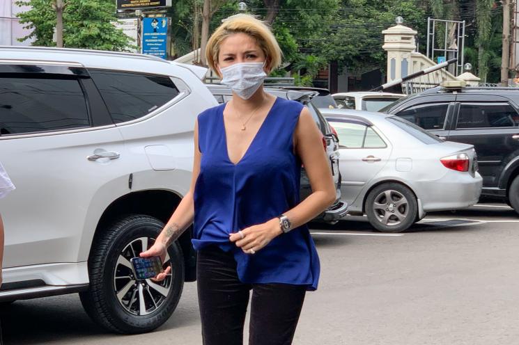 Nikita Mirzani saat menyambangi Polres Jakarta Selatan. (MataMata.com/Alfian Winanto)
