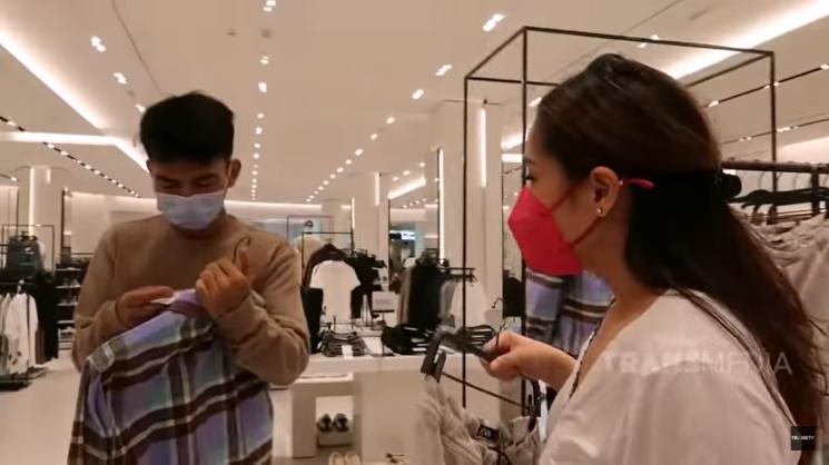 Dimas Ramadhan dan Nagita Slavina. (YouTube/TRANS TV Official)