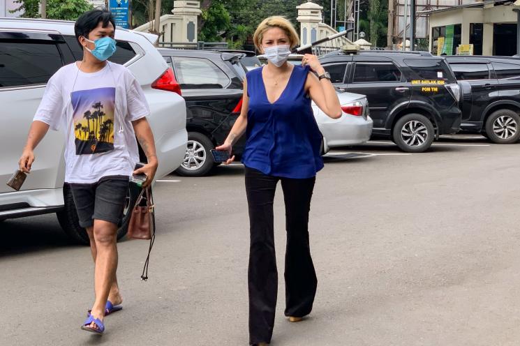 Nikita Mirzani saat menyambangi Polres Jakarta Selatan. (MataMata.com/Alfian Winanto)