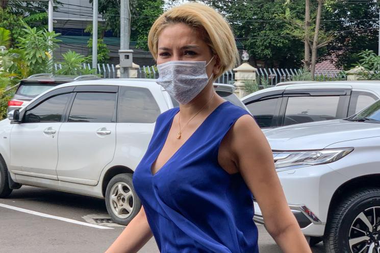 Nikita Mirzani saat menyambangi Polres Jakarta Selatan. (MataMata.com/Alfian Winanto)