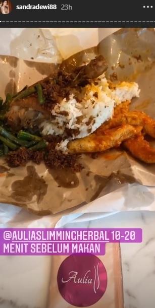 Sandra Dewi sarapan nasi bungkus. (Instagram/@sandradewi88)