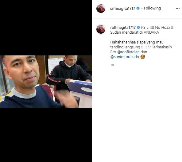 Raffi Ahmad unboxing konsol PlayStation 5. (Instagram/@raffinagita1717)