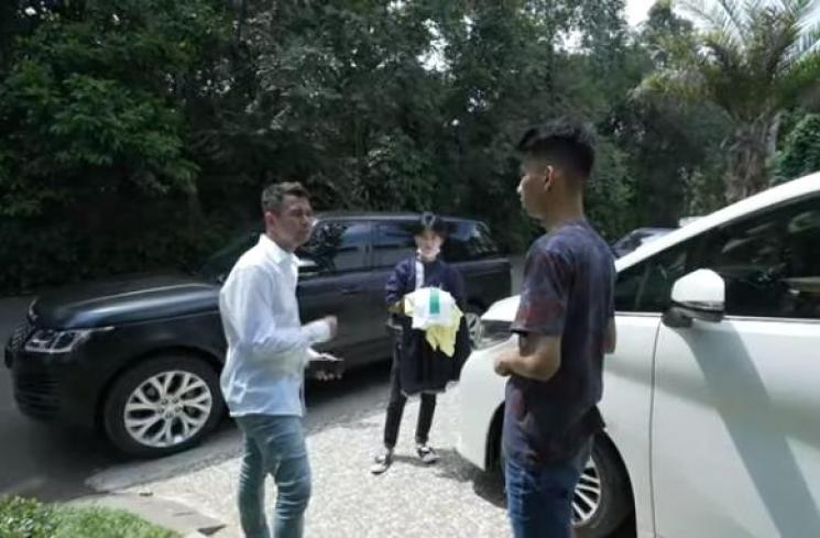 Dimas saat belajar nyetir ditemani Raffi (Youtube.com/TRANSTVOfficial)