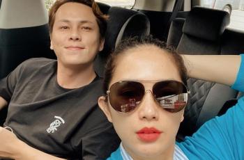 Ussy Sekeluarga Pose Keren di Samping Mobil Mewah: Wah, Mobilnya BTS nih!