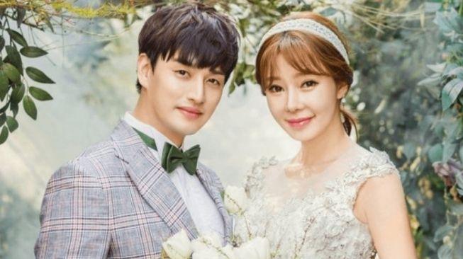 Eli eks U-KISS dan istrinya, Ji Yeon Soo [Soompi]