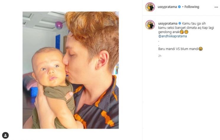 Andhika Pratama gendong anaknya. (Instagram/@ussypratama)