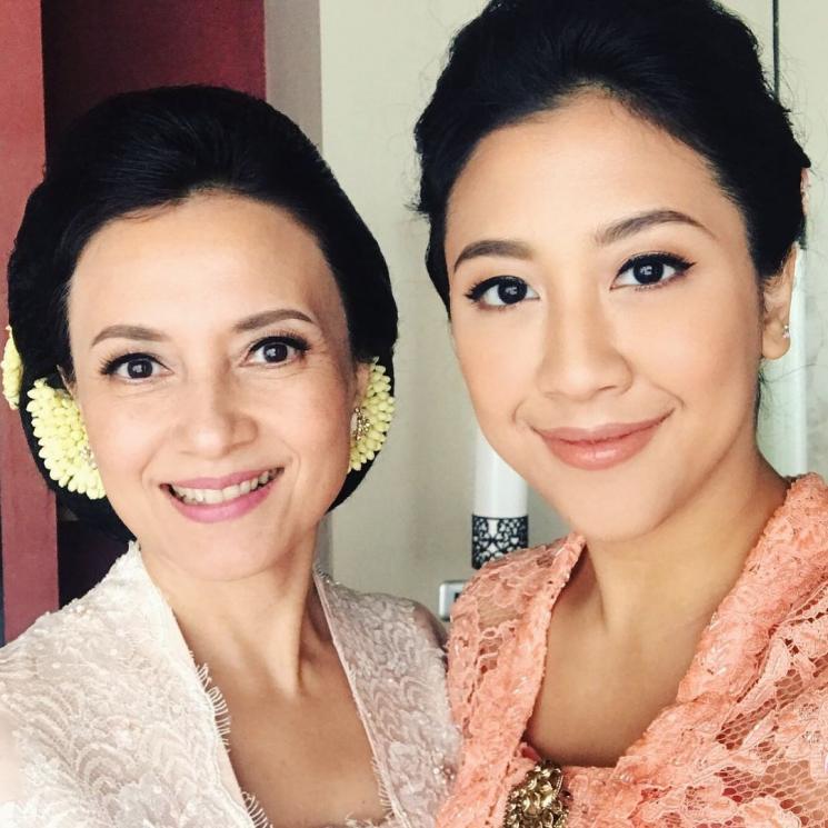Sherina Munaf dan ibunya (Instagram/@sherinasinna)