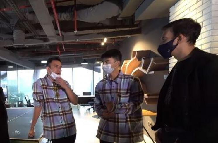 Dimas Ramadhan dikenalkan ke dua bos rumah produksi. (RANSEntertainment)