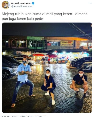 Twitter Chef Arnold posting foto nongkrong di parkiran (Twittter.com/ArnoldPoernomo)