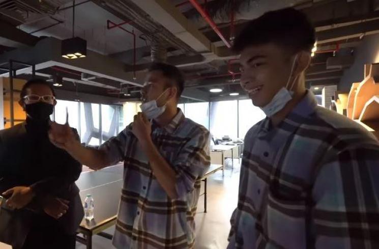 Dimas Ramadhan dikenalkan ke dua bos rumah produksi. (RANSEntertainment)
