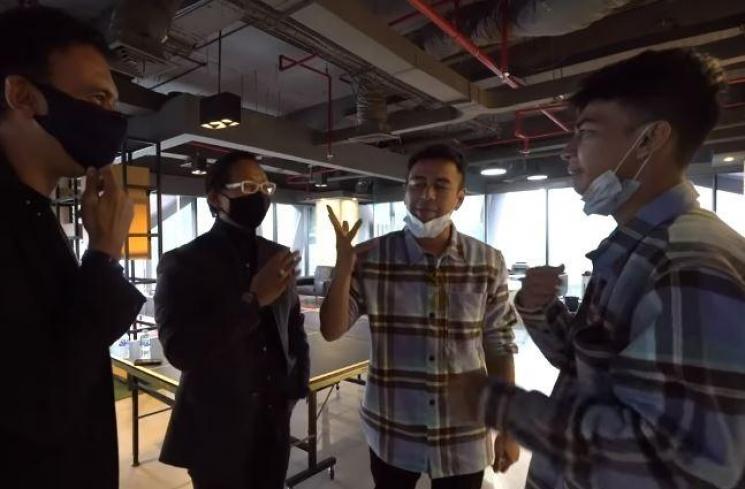 Dimas Ramadhan dikenalkan ke dua bos rumah produksi. (RANSEntertainment)