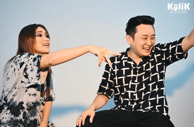 Ayu Ting Ting dan Rio Motret. (YouTube/RIOMOTRET)