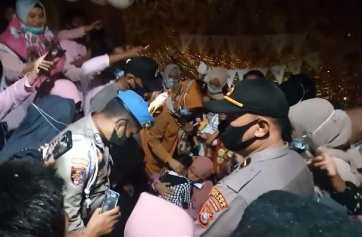 Alwiansyah pulang kampung ke Kolaka. (Youtube/AksenEntertainment)