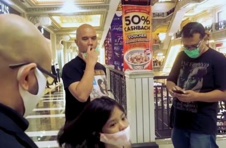 Ahmad Dhani dan Mulan Jameela. (Youtube/VideoLegend)