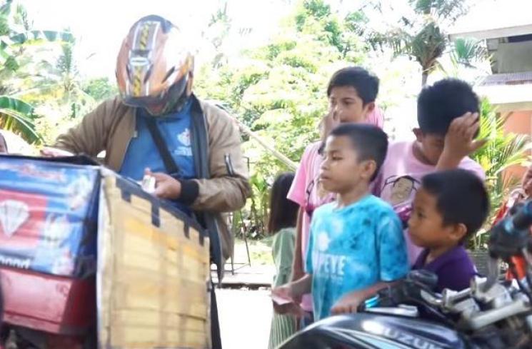Alwiansyah pulang kampung ke Kolaka. (Youtube/AksenEntertainment)
