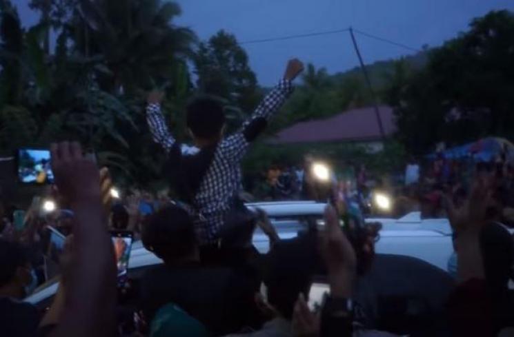 Alwiansyah pulang kampung ke Kolaka. (Youtube/AksenEntertainment)