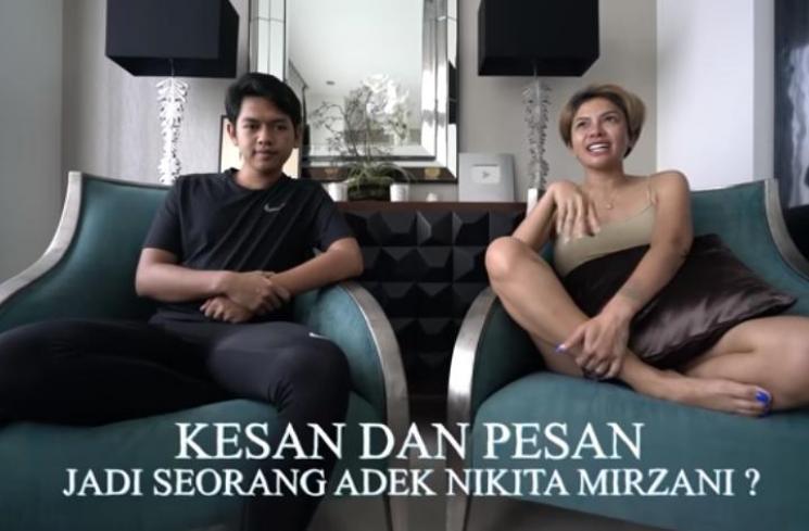 Nikita Mirzani ngobrol bareng adik (Youtube.com/CrazyNikmirREAL)